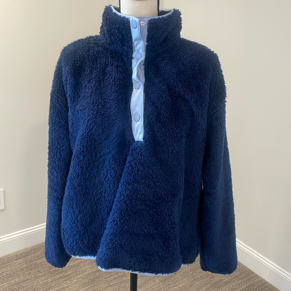 XL. Vineyard Vines Fuzzy pull over top.